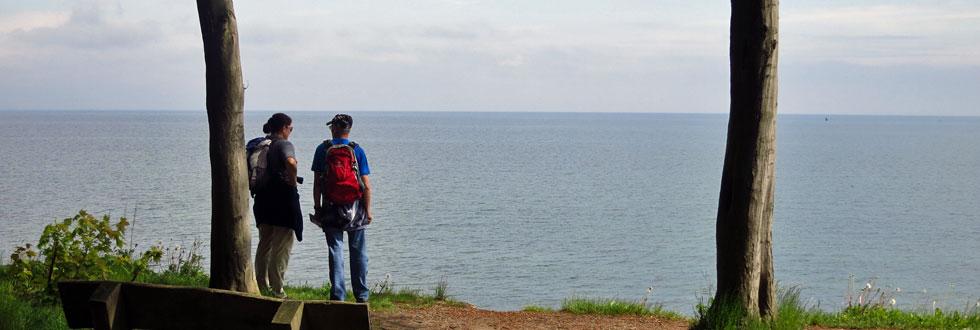 NaturFreunde Wanderer an der Ostsee Zwei Wanderer vor der Ostsee